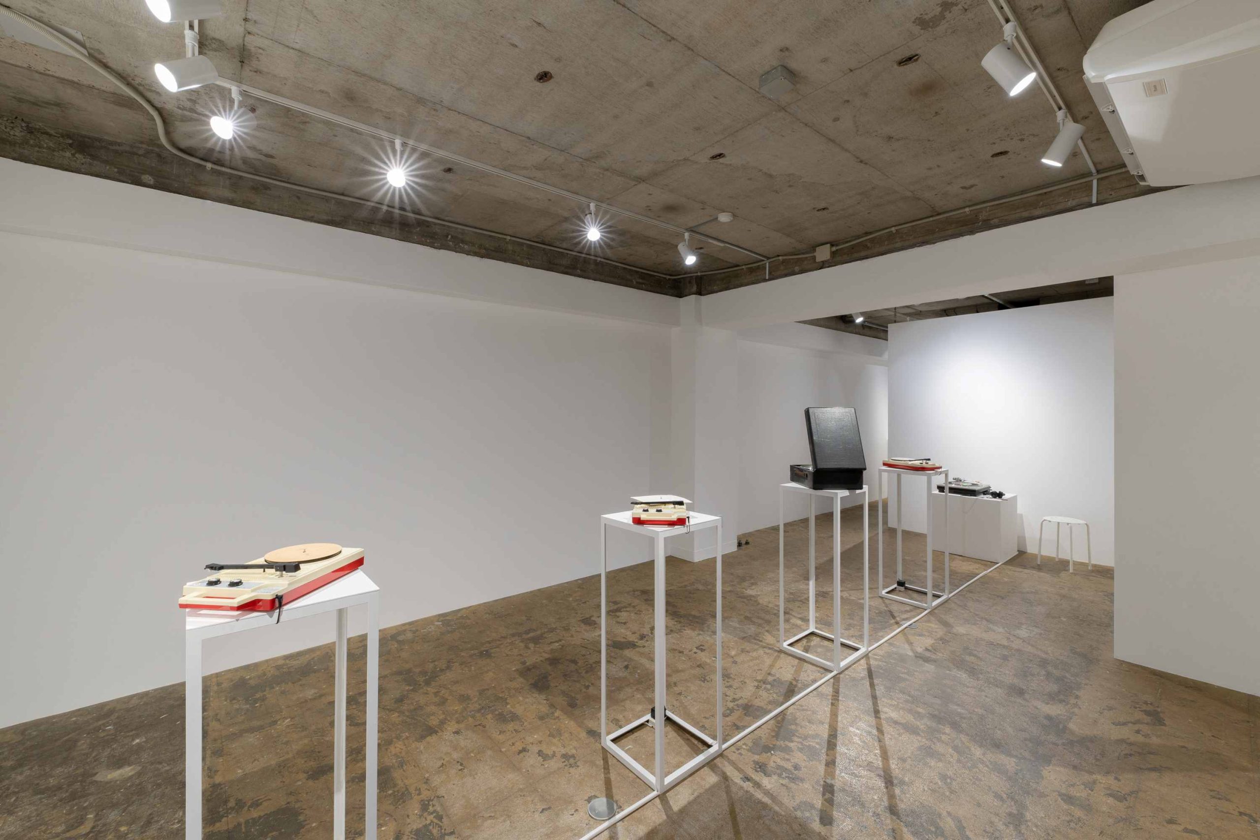 城⼀裕展 「⽊、紙、⾦属、磁器 ‒ 予め吹き込まれた⾳響のないレコード